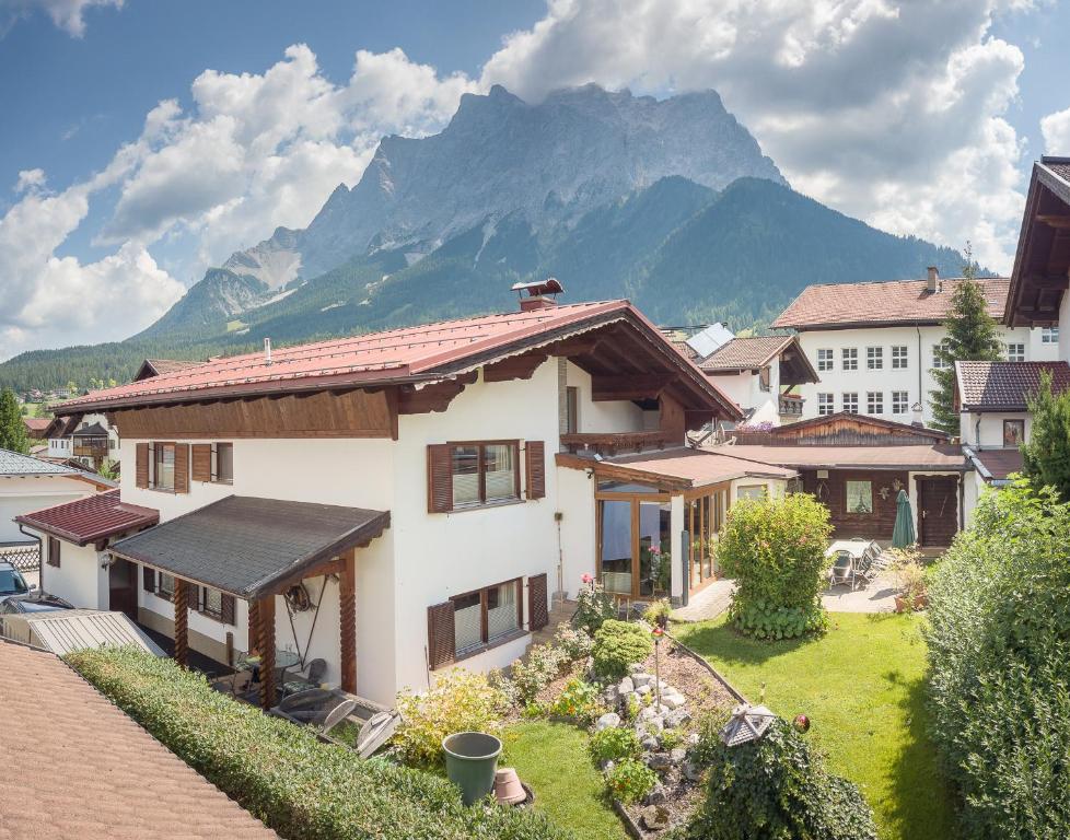 uma casa com uma montanha ao fundo em Chalet Holzerstubn em Ehrwald