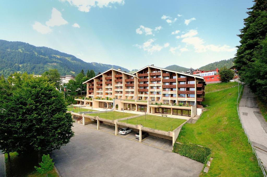 eine Luftansicht eines Gebäudes mit einem Tennisplatz in der Unterkunft Residence Panorama in Villars-sur-Ollon