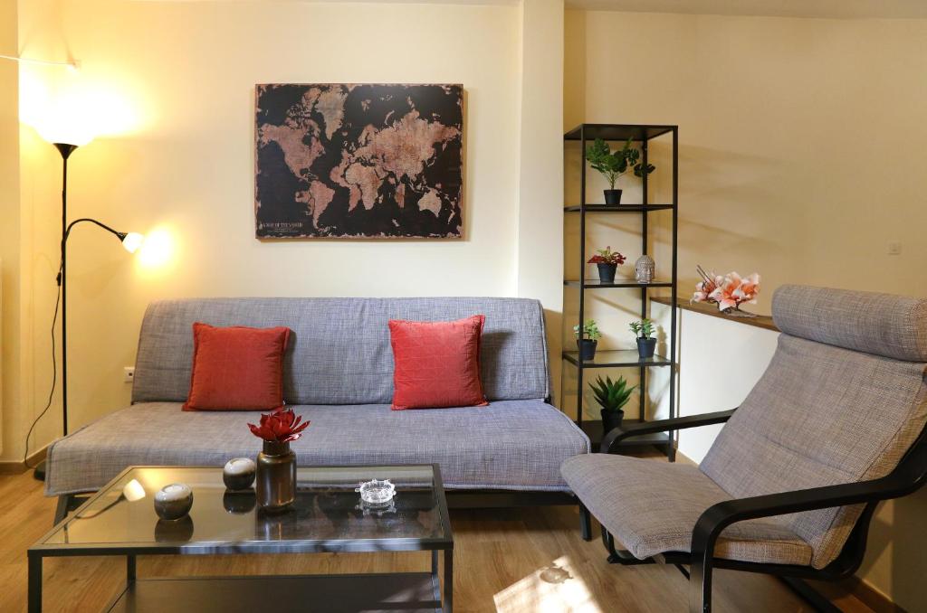 ein Wohnzimmer mit einem Sofa und einem Tisch in der Unterkunft Alexandros Apartment in Athen