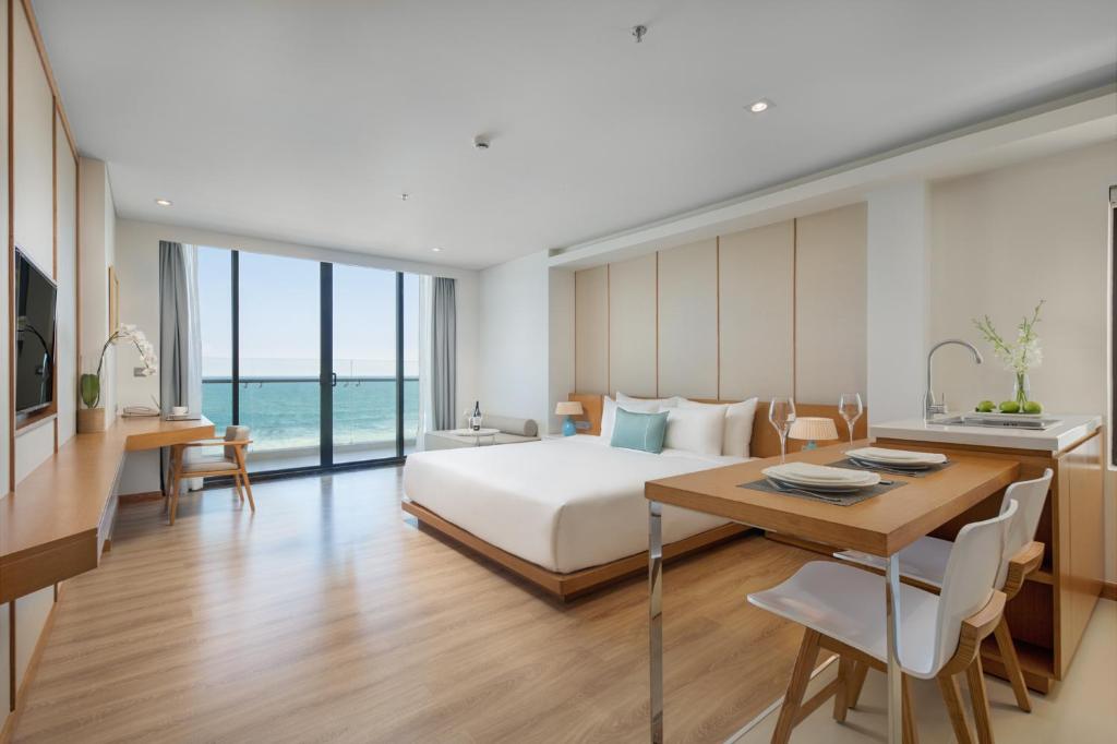 Postel nebo postele na pokoji v ubytování TMS Hotel Da Nang Beach