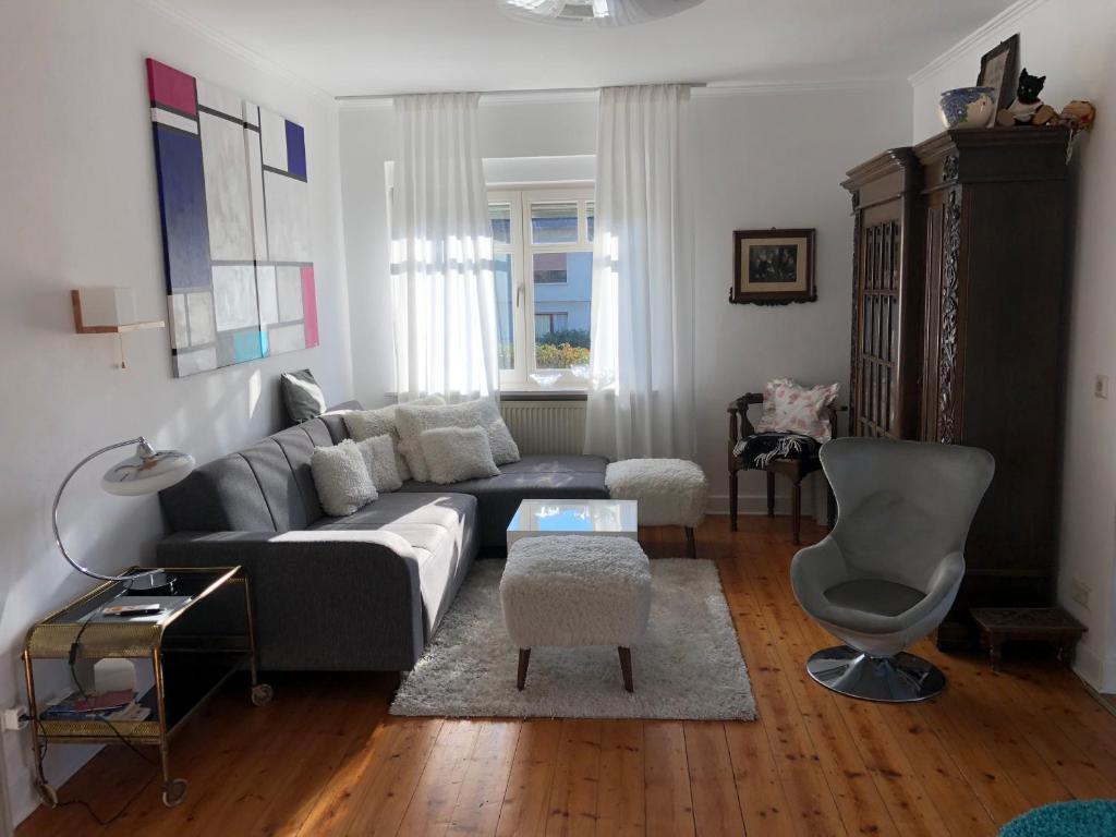 ein Wohnzimmer mit einem Sofa und einem Stuhl in der Unterkunft Ferienimspessart EG in Bad Soden-Salmünster