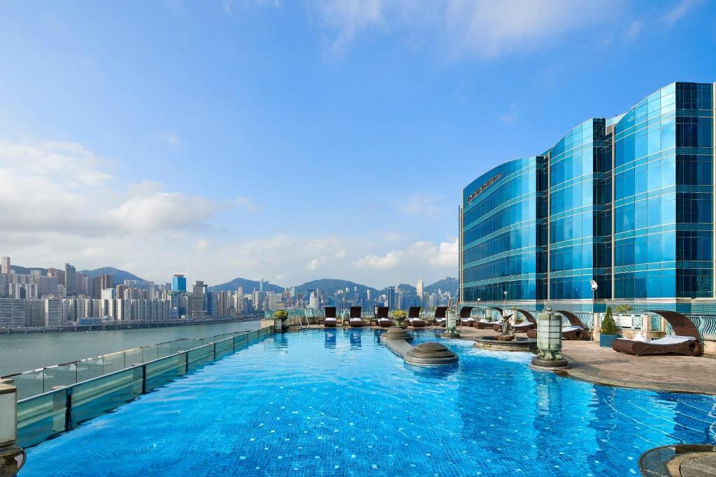 Bazén v ubytování Harbour Grand Kowloon nebo v jeho okolí