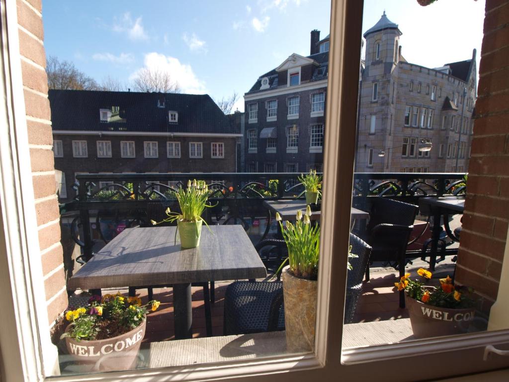desde una ventana de una mesa con flores en Hotel Clemens, en Ámsterdam