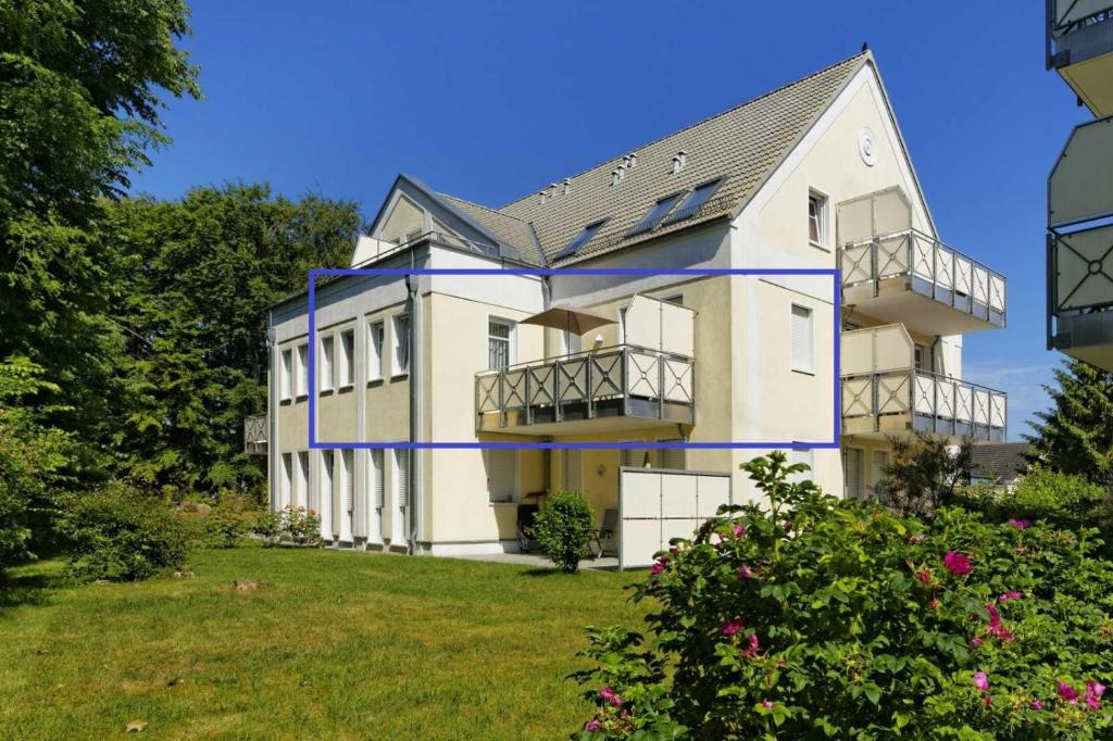 une grande maison blanche avec un toit noir dans l'établissement Blaue Lagune, à Zinnowitz