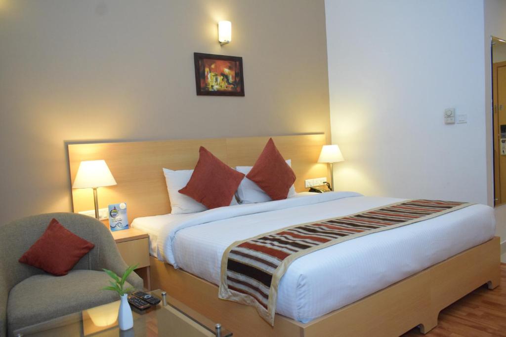 Postel nebo postele na pokoji v ubytování Starlit Suites Kochi