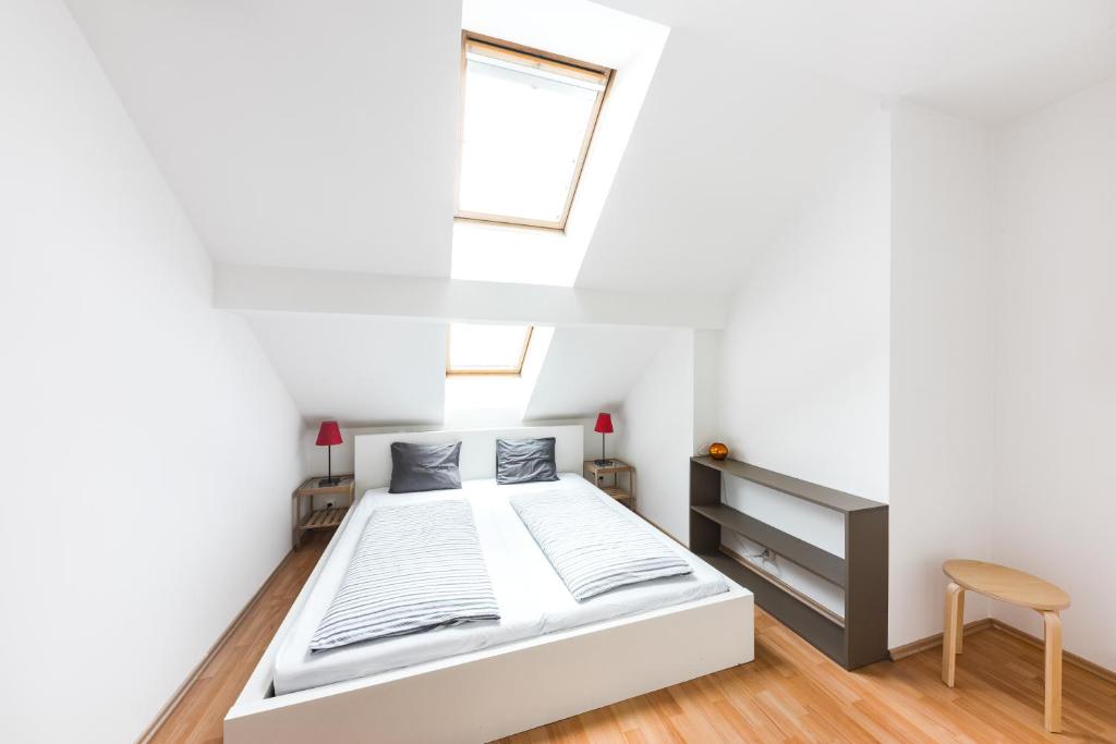 Posteľ alebo postele v izbe v ubytovaní Jacob Brno Apartments