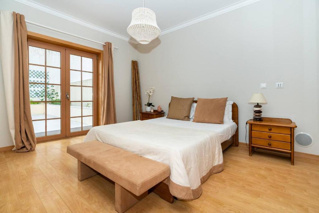 Una cama o camas en una habitación de Spacious Zen Garden Apartment for 4