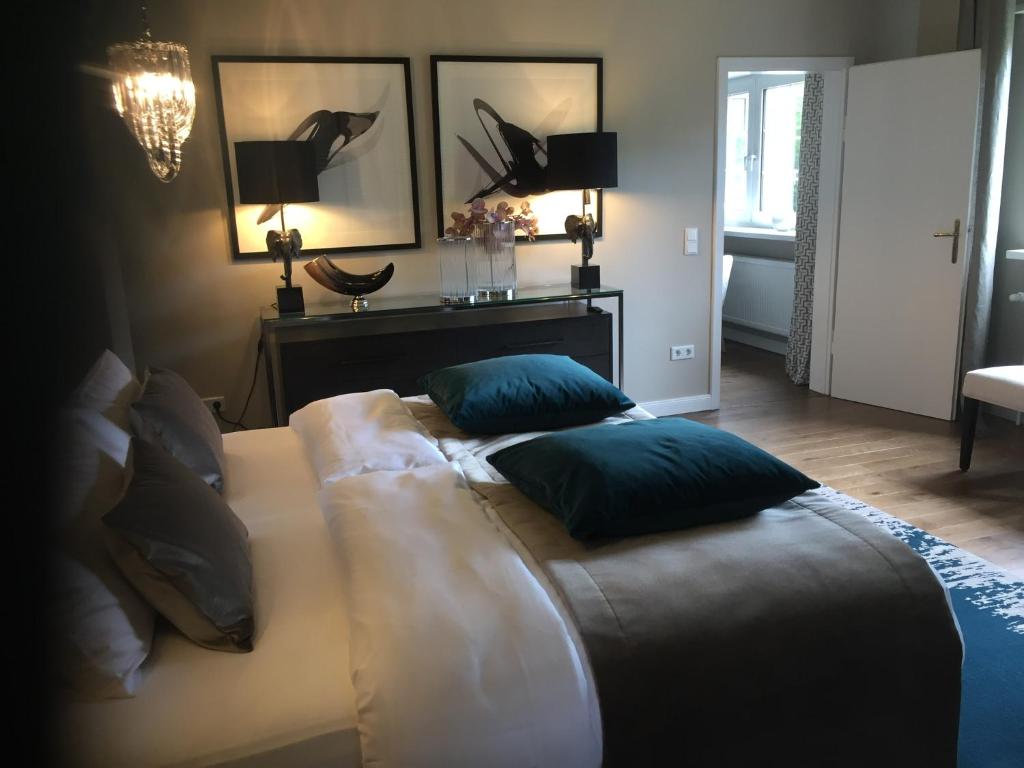 uma cama grande com almofadas num quarto em Bel etage living em Heppenheim