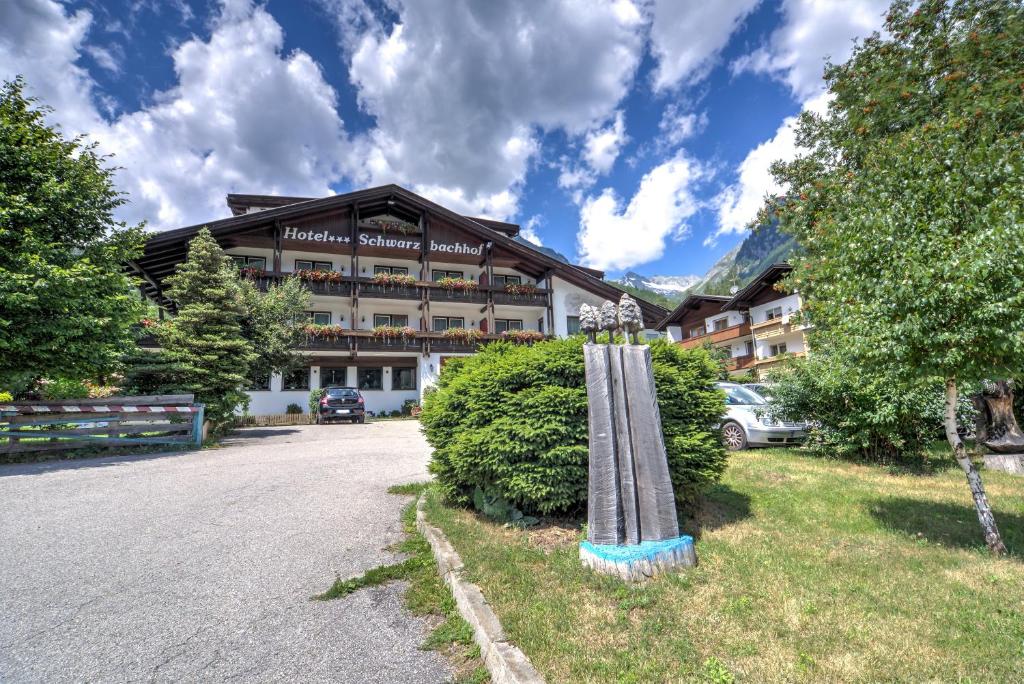 ein Gebäude mit einem Schild davor in der Unterkunft Hotel Schwarzbachhof in Luttach