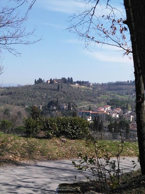 a view of a hill with a town in the distance at hu Firenze Certosa camping in town in Impruneta