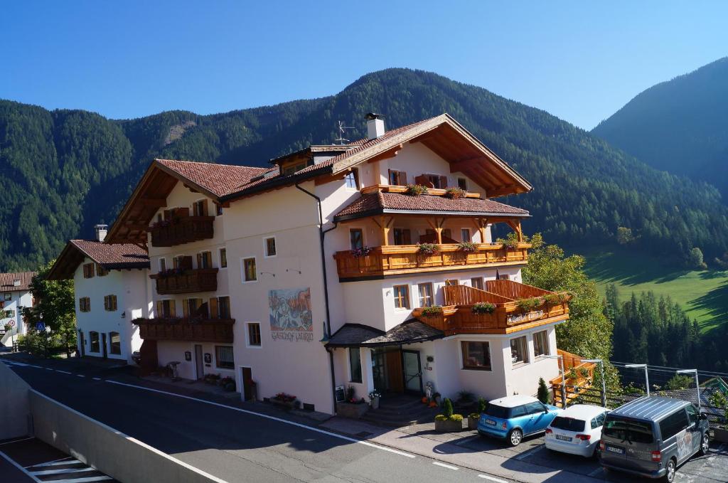 Nespecifikovaný výhled na hory nebo výhled na hory při pohledu z hotelu