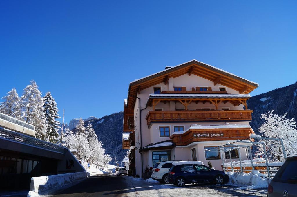 Nespecifikovaný výhled na hory nebo výhled na hory při pohledu z hotelu