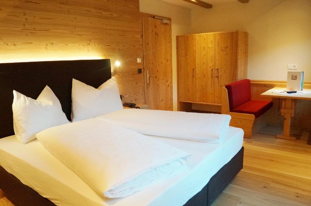 Postel nebo postele na pokoji v ubytování Hotel Laurin