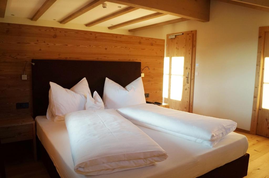 Postel nebo postele na pokoji v ubytování Hotel Laurin