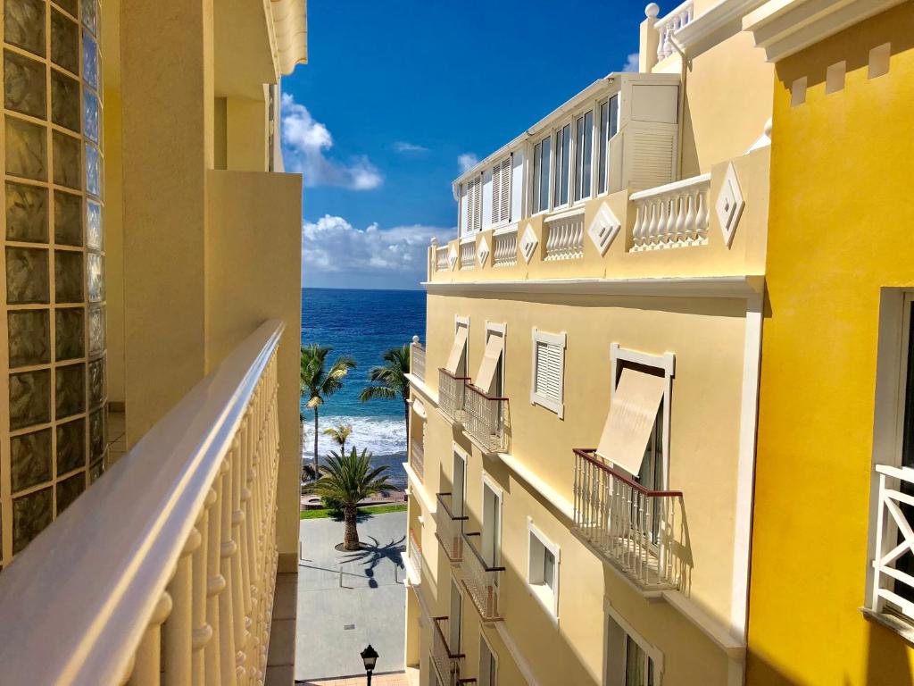 プエルト・デ・ナオスにあるApartamentos El Faroのホテルのバルコニーから海の景色を望めます。