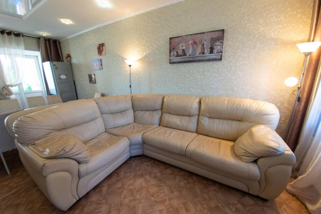 ヤロスラヴリにあるУютный коттедж в Сарафоновоのリビングルーム(白いソファ付)