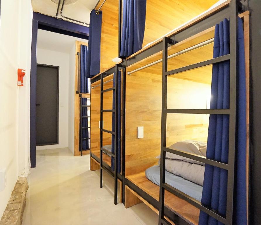 Cette chambre dispose d'un couloir avec des lits superposés. dans l'établissement Seoulcube Ewha, à Séoul