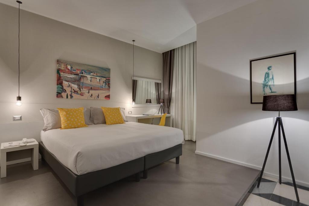 Postel nebo postele na pokoji v ubytování Navona Theatre Hotel