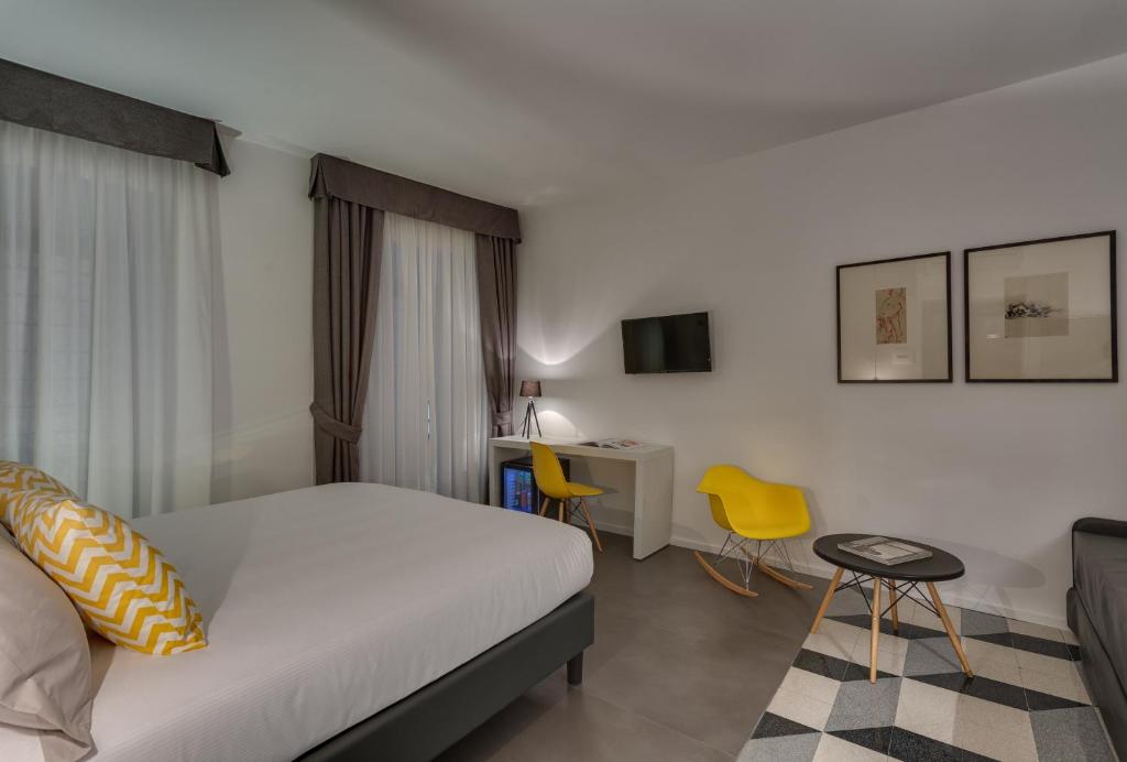 Postel nebo postele na pokoji v ubytování Navona Theatre Hotel