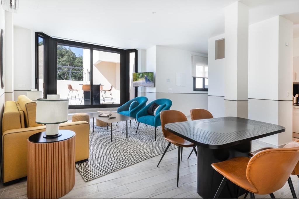 uma sala de estar com cadeiras e uma mesa em Slow Suites Setas em Sevilha