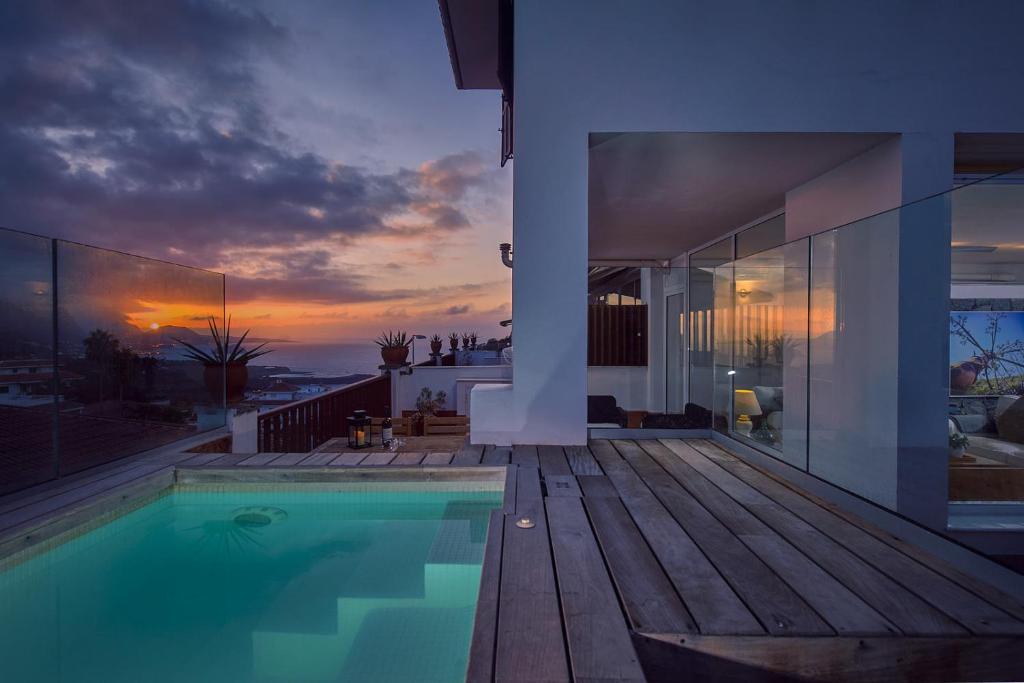 イコー・デ・ロス・ビノスにあるSuperior C: private pool & conciergeのスイミングプールと夕日を望む家