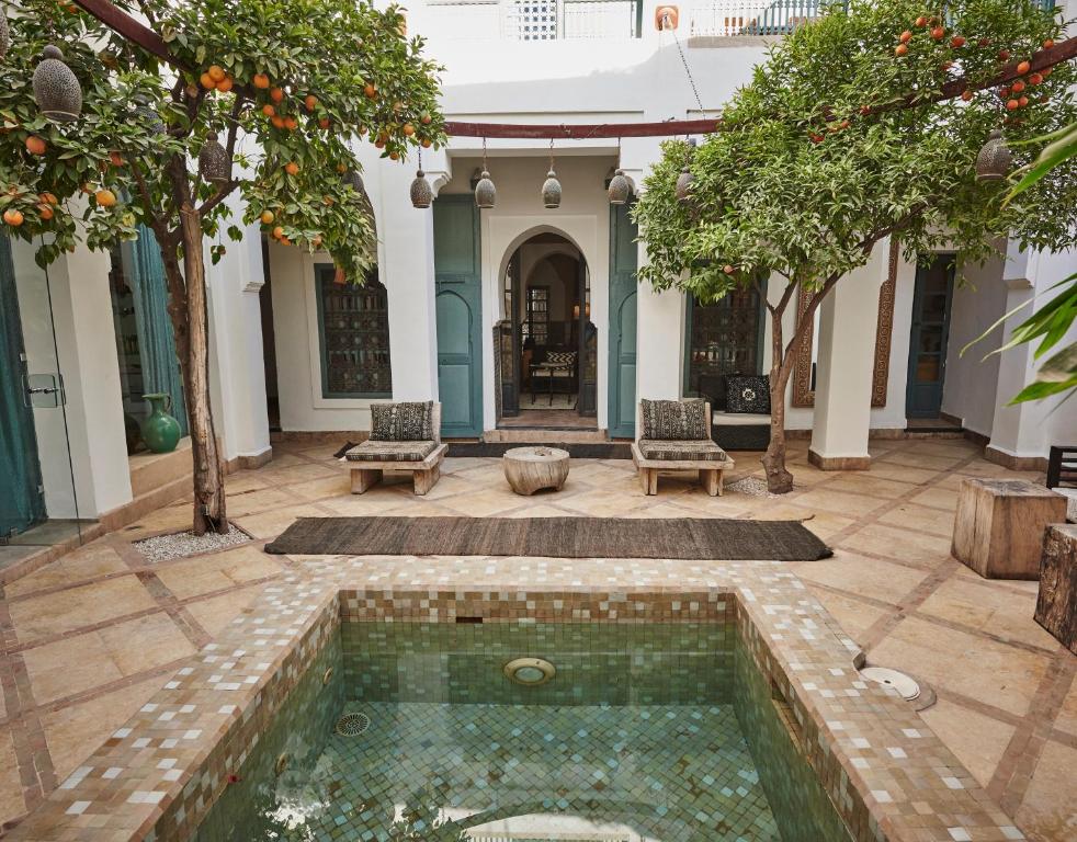a large garden with a large pool of water at Ryad Dyor in Marrakesh