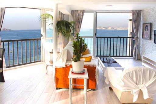 - un salon avec vue sur l'océan dans l'établissement Levante beach sea view, à Benidorm