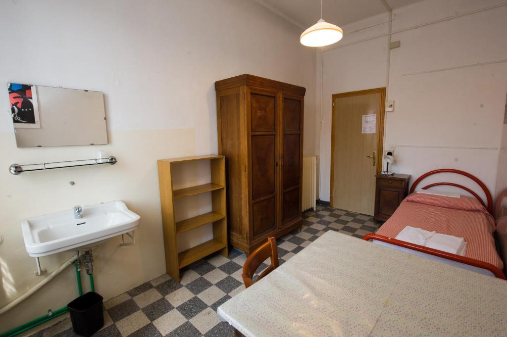 Postel nebo postele na pokoji v ubytování Ostello Domus Civica