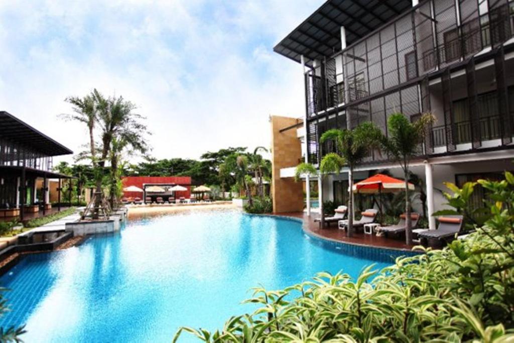 una gran piscina junto a un edificio en The Lapa Hua Hin, en Hua Hin