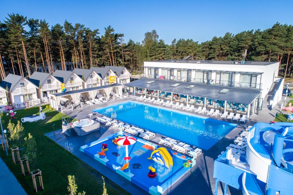 - une vue aérienne sur la piscine du complexe dans l'établissement Holiday Park & Resort Mielno, à Mielno