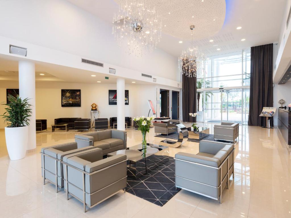 a lobby with couches and a waiting room at Westotel Le Pouliguen in Le Pouliguen