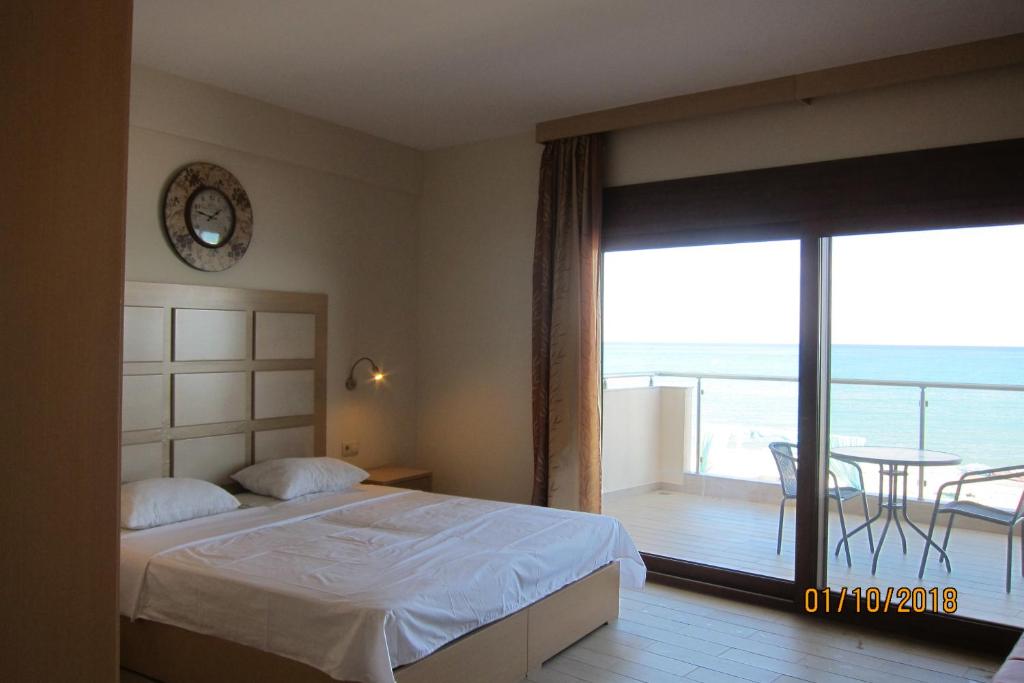Postel nebo postele na pokoji v ubytování APARTMENTS by the SEA