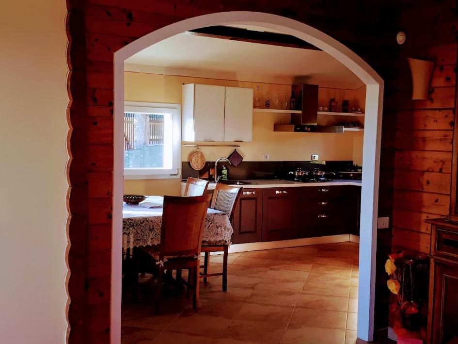 穆爾洛的住宿－Alba Chiara，带桌椅的厨房和带拱门的厨房