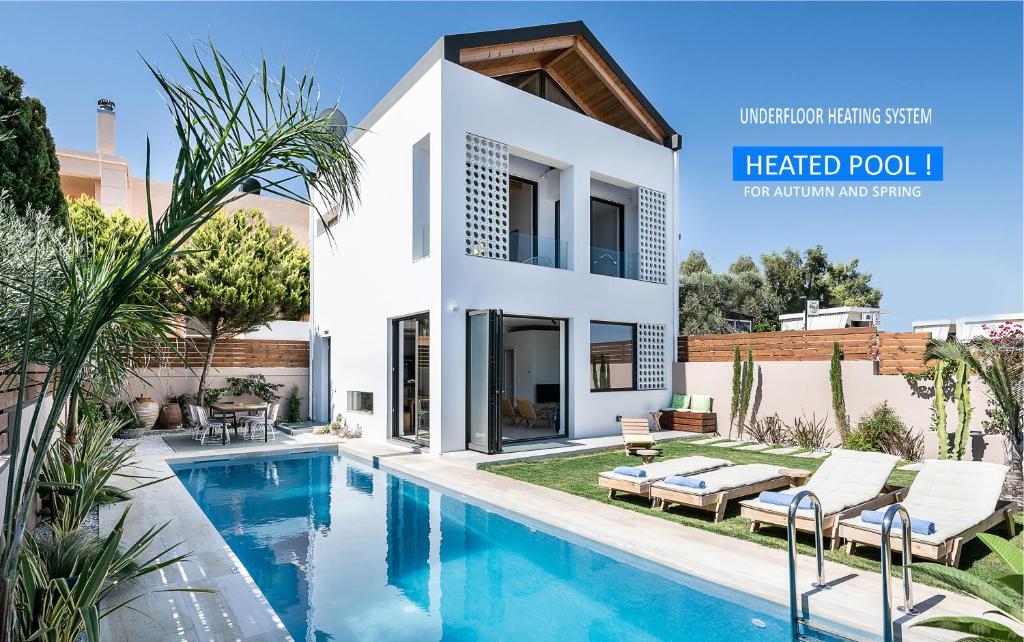 een villa met een zwembad in een resort bij Fos Villa, a Luxe House with Private Heated Pool in Galatás