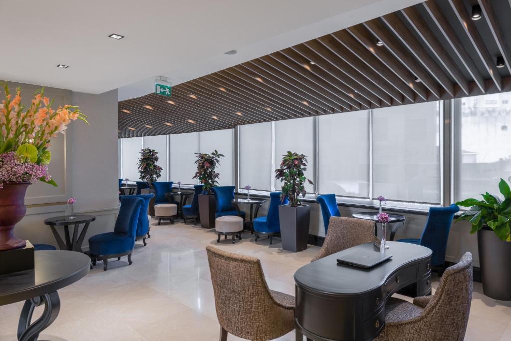 A seating area at CVK Taksim Hotel Istanbul