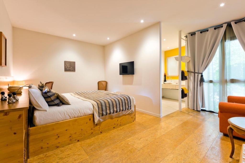 Postel nebo postele na pokoji v ubytování Hôtel Auberge de Chavannes