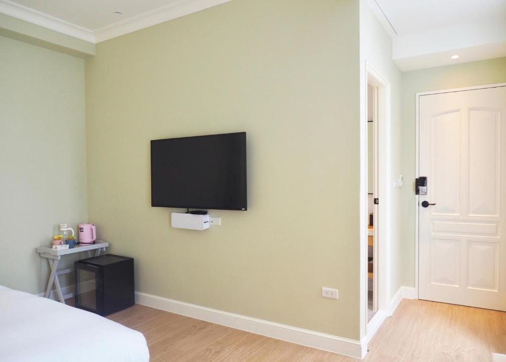 TV a/nebo společenská místnost v ubytování Notting Leaf B&B