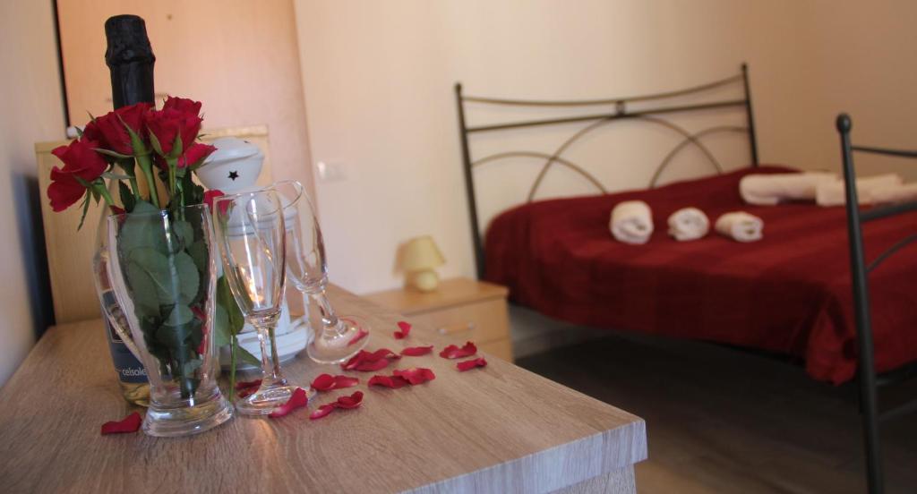 um quarto com uma mesa com um vaso com flores em B&B Poggio di Balestrino em Balestrino