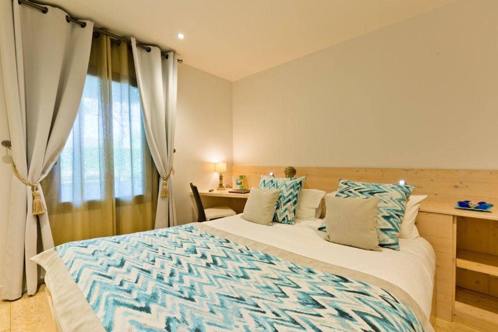 Postel nebo postele na pokoji v ubytování Hôtel Auberge de Chavannes