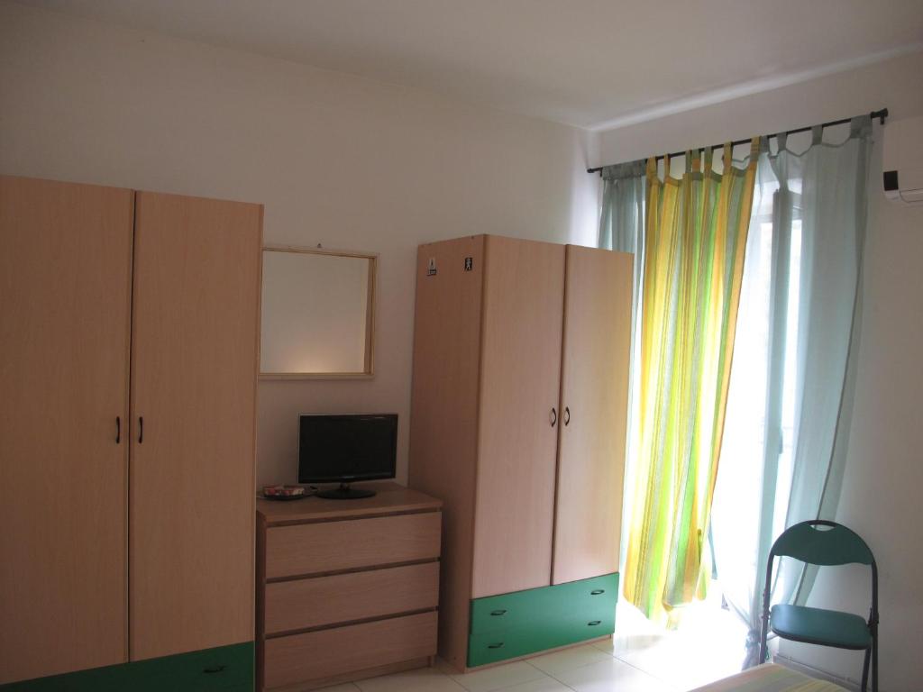 sypialnia z biurkiem, telewizorem i oknem w obiekcie Casa Il Papiro TRS-IT-SIC-20280 w mieście Palermo