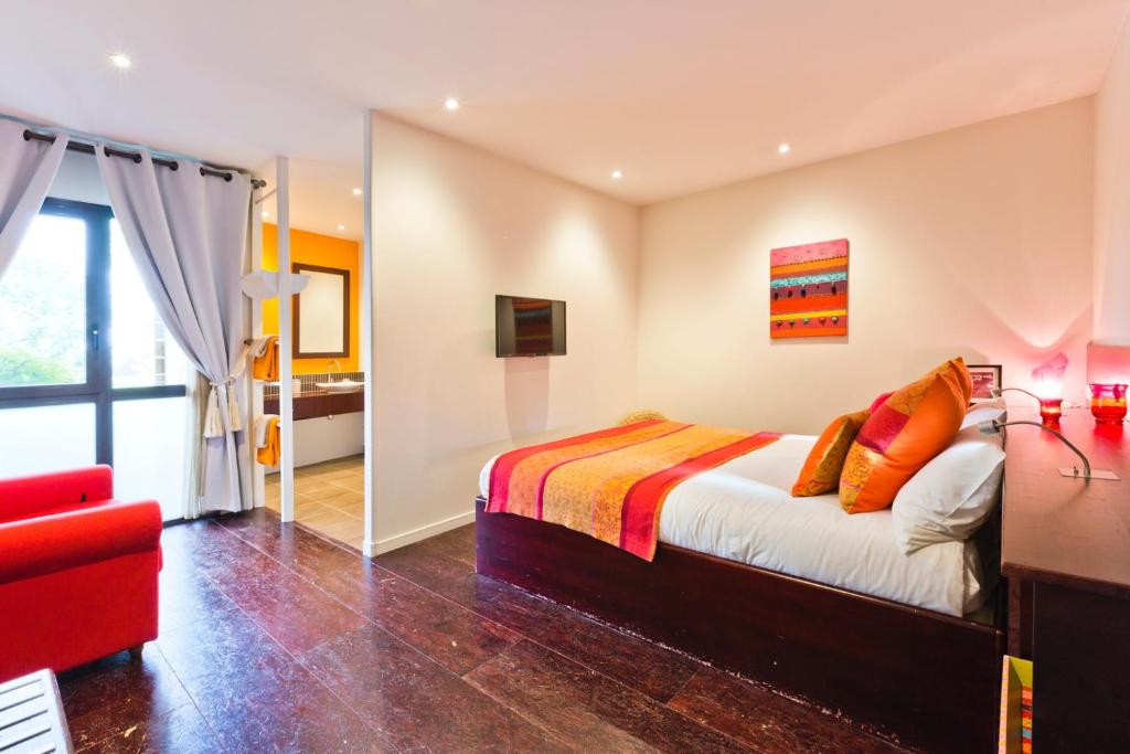 Postel nebo postele na pokoji v ubytování Hôtel Auberge de Chavannes