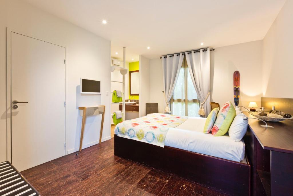 Postel nebo postele na pokoji v ubytování Hôtel Auberge de Chavannes