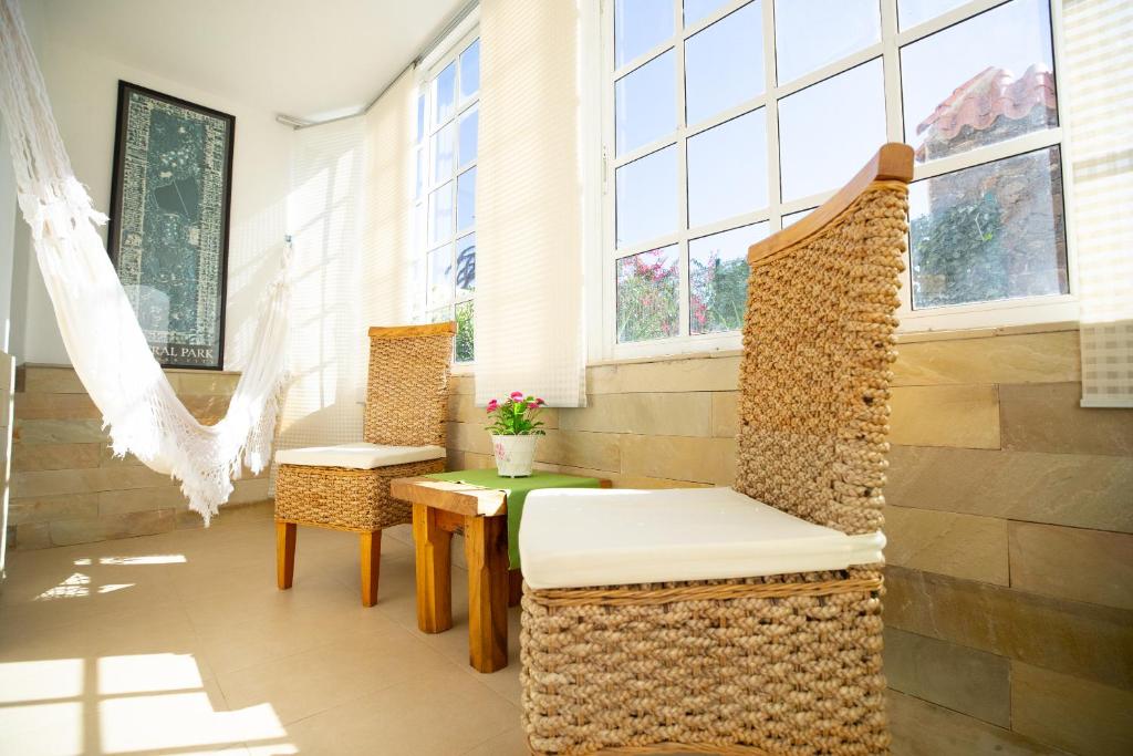 コラレホにあるLima waikiki beachのテーブルと椅子、窓が備わる客室です。