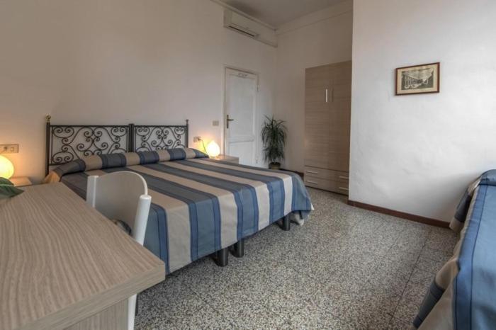 A bed or beds in a room at Hotel Aldobrandini