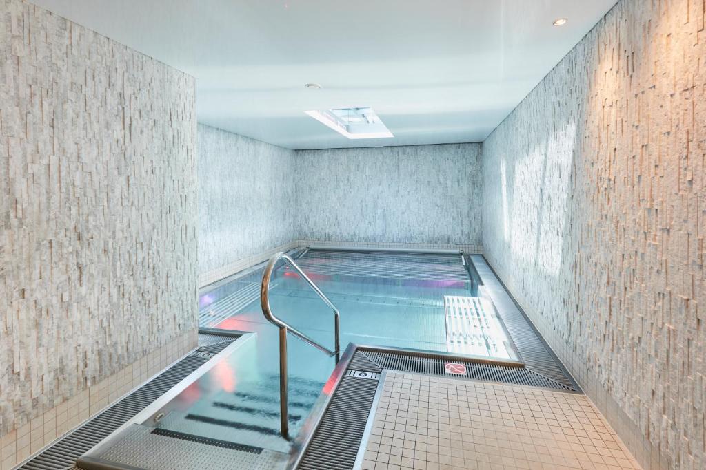 Bazén v ubytování ERMITAGE Wellness- & Spa-Hotel nebo v jeho okolí