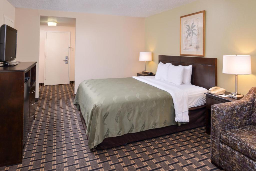 Quality Inn & Suites Montebello - Los Angeles - Suite, 1 Cama King Con Cama Con Sofá, No Fumador