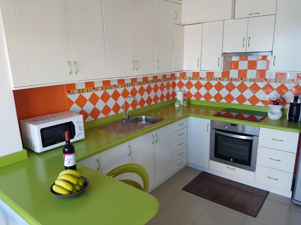 kuchnia ze stołem z butelką wina i bananami w obiekcie Calle Guajara, 1. Casa Playa Chica w Puerto de la Cruz