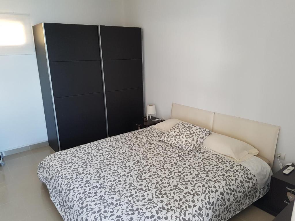 sypialnia z łóżkiem z czarno-białą kołdrą w obiekcie Calle Guajara, 1. Casa Playa Chica w Puerto de la Cruz
