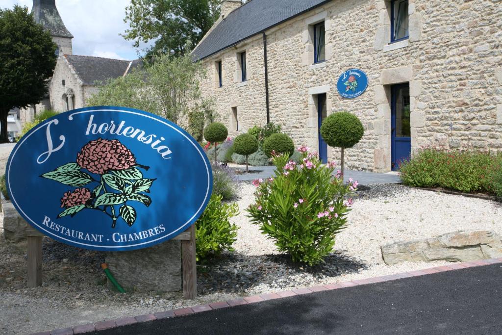 ein blaues Schild vor einem Gebäude in der Unterkunft Hôtel - Restaurant l'Hortensia in Noyalo