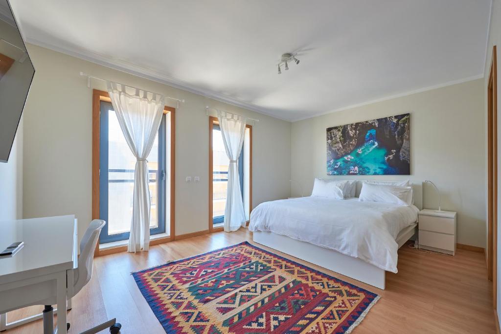 En eller flere senge i et værelse på Algarve Oceanfront Luxury Apartment w Pool